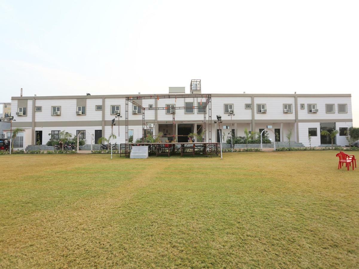 Oyo 27686 Hotel Chandra Garden Govardhan Exterior photo